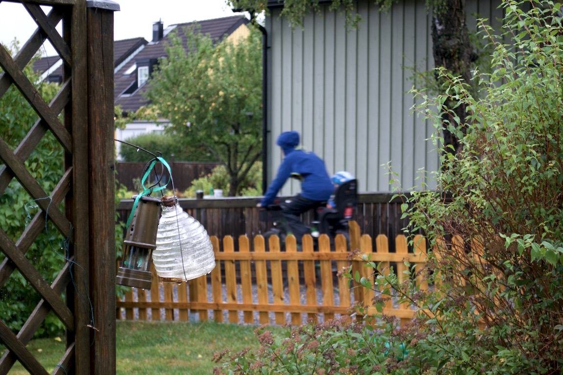 far och son på väg till förskolan