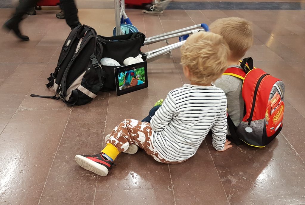 barnfamilj på flygplats