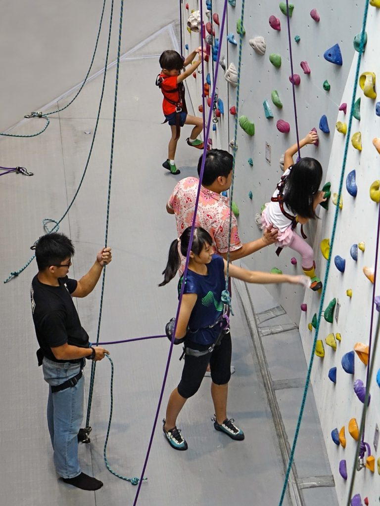 Klättring med barn i klätterhall